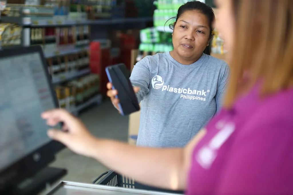 Edna, a Plastic Bank member in the Philippines, uses electronic gift vouchers earned from exchanging plastic to pay for her groceries.